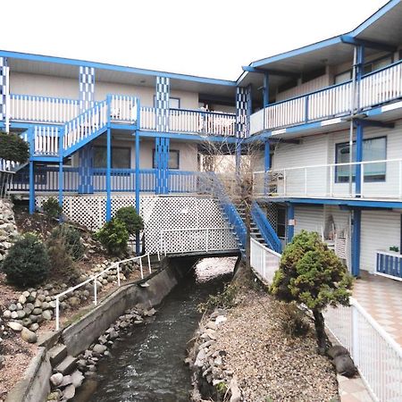 Blue Stream Motel Вернон Экстерьер фото