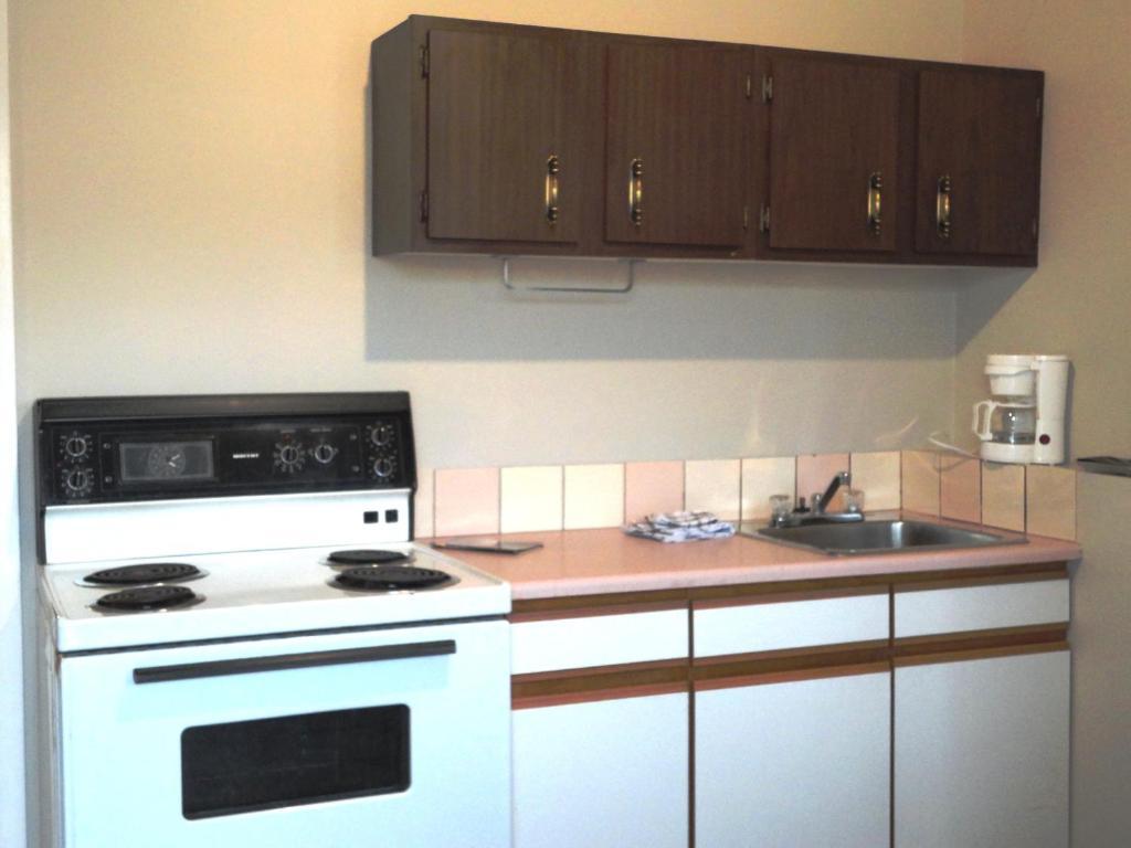 Blue Stream Motel Вернон Экстерьер фото