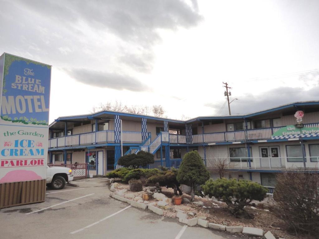 Blue Stream Motel Вернон Экстерьер фото
