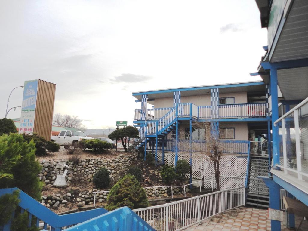 Blue Stream Motel Вернон Экстерьер фото