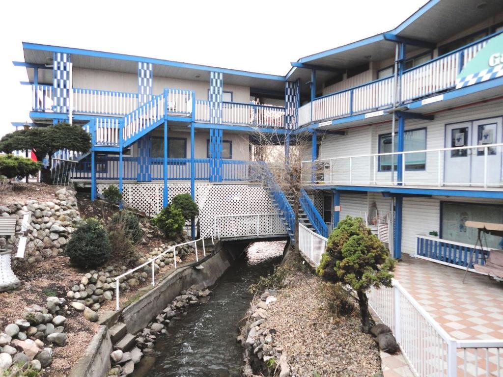 Blue Stream Motel Вернон Экстерьер фото