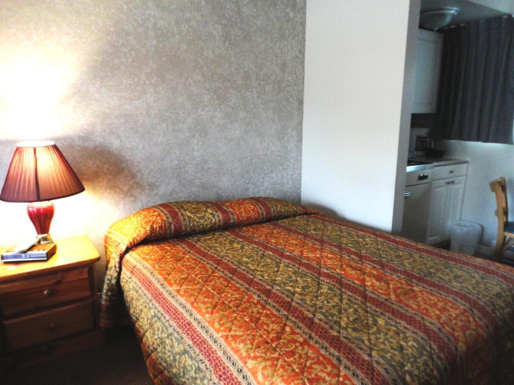 Blue Stream Motel Вернон Экстерьер фото